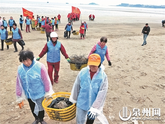 志愿者清理海滩垃圾 志愿者清理海滩垃圾