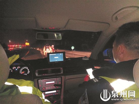 高速交警用警车护送两人下高速路