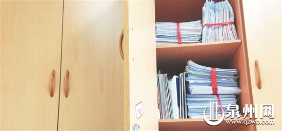 投诉信装满了管理部门的柜子