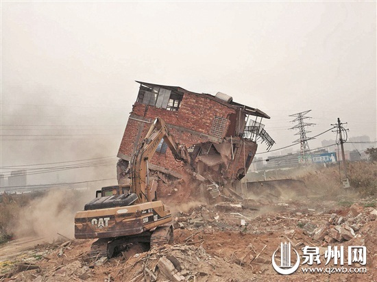 1月11日，丰泽区城市管理局城东执法中队、城东街道办事处等部门联合拆除埭头社区3处违章建筑物，总拆除面积约2400平方米，保障了城东片区重点项目建设进度。