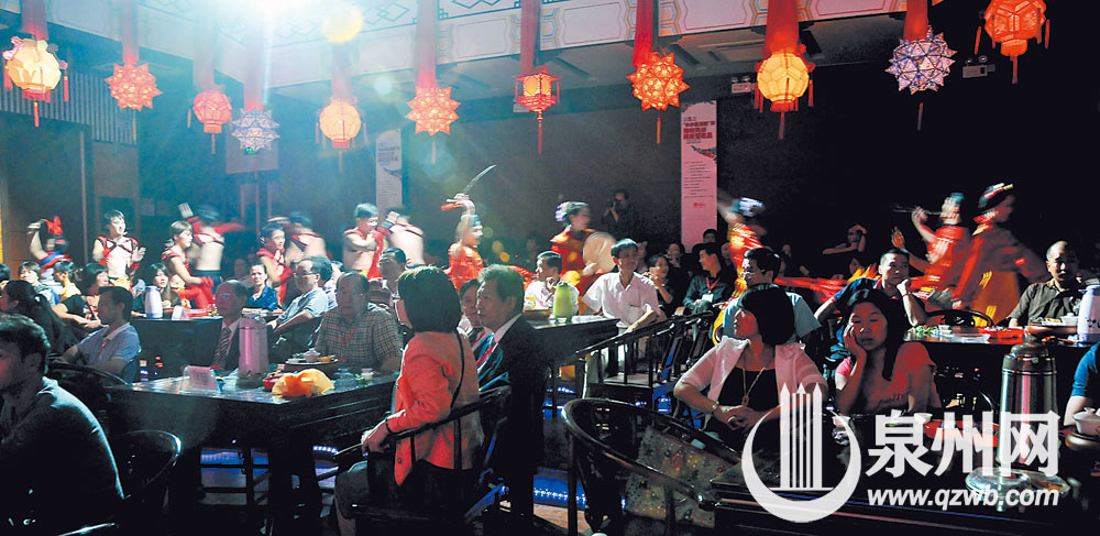 演出中演员还与观众互动