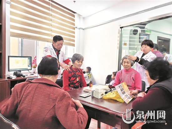 医护人员给老人们推拿 医护人员给老人们推拿