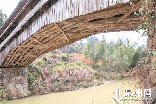 廊桥底座由杉木纵横交错叠架搭接而成