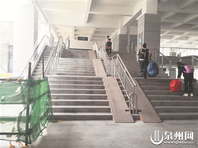 通往火车站进站口的扶梯已安装，等待验收后才能投用。