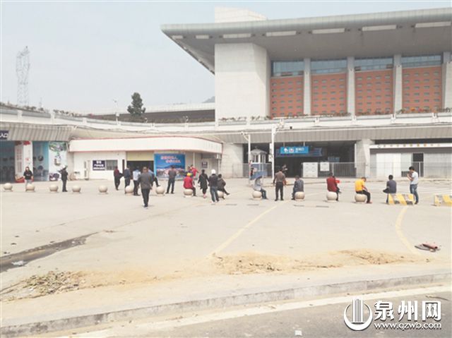 一些“拉客仔”在站前广场聚集