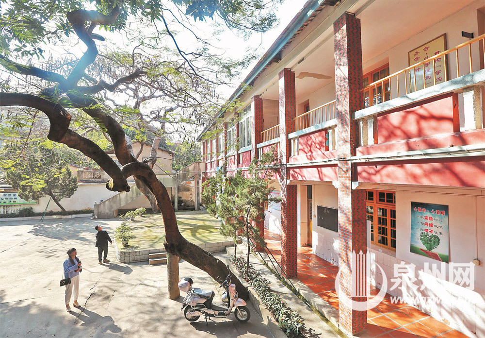 望着阳光中的老骑楼,在宁静中回首旧日时光。 望着阳光中的老骑楼,在宁静中回首旧日时光。