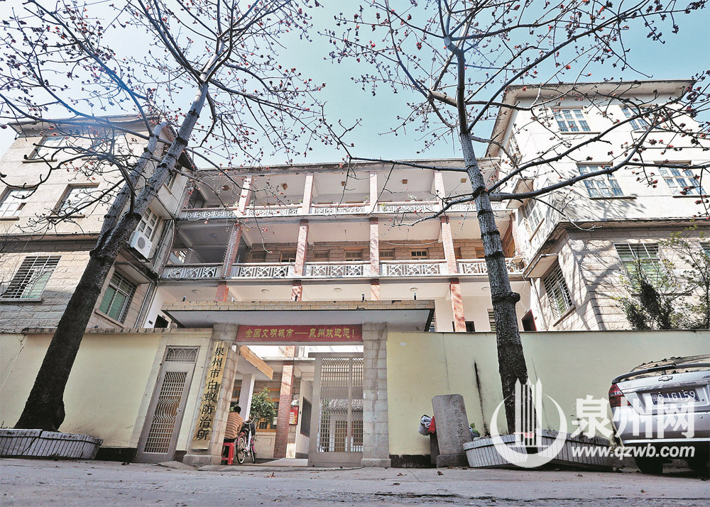 木棉高耸入云,花儿掉落在“镇雅宫遗址”石碑旁。 木棉高耸入云,花儿掉落在“镇雅宫遗址”石碑旁。