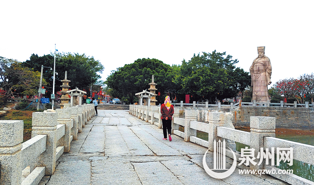 蔡襄塑像屹立于洛阳桥桥头