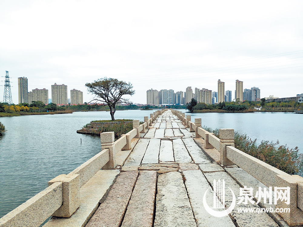 安平桥，俗称五里桥，是横跨安海湾通往南安水头的一座梁式长桥。