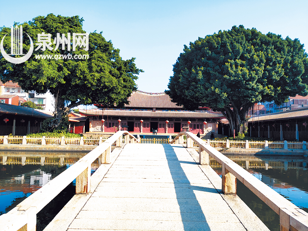 泉州府文庙内有泮桥，两侧榕树俯水，秀美异常。