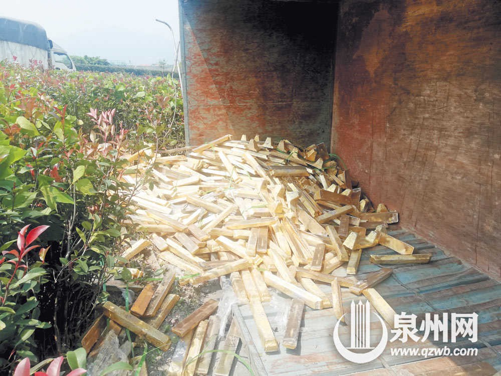 镀色的铁铸件散落一地