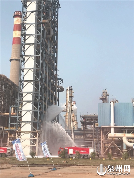 演练现场,对泄漏的油气进行泡沫覆盖。 演练现场,对泄漏的油气进行泡沫覆盖。