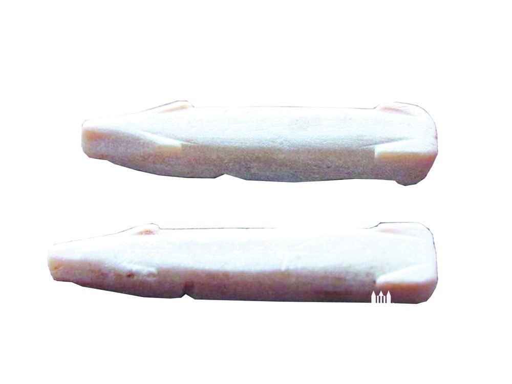 南安丰州皇冠山南朝墓出土一对“滑石猪”，古人有“逝者握猪”的葬俗，放入墓中寓意逝者在阴间仍能过上富裕生活。