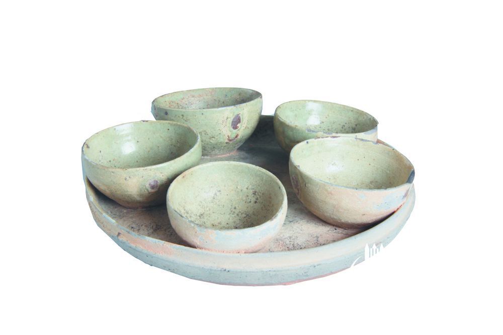 泉州西南郊唐墓出土的五盅盘，应是当时的茶酒具。