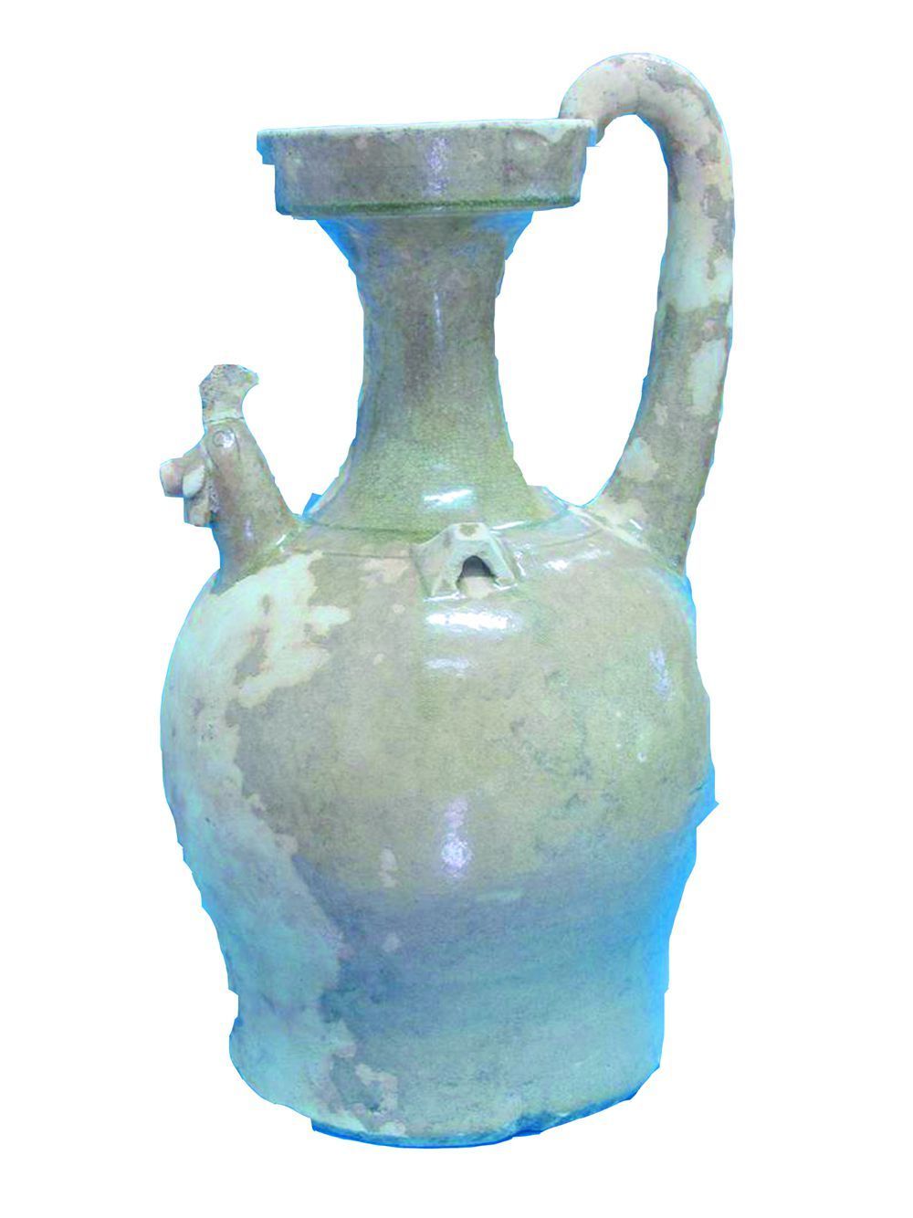 作为酒具的鸡首壶，反映了六朝的饮酒蔚成风气。