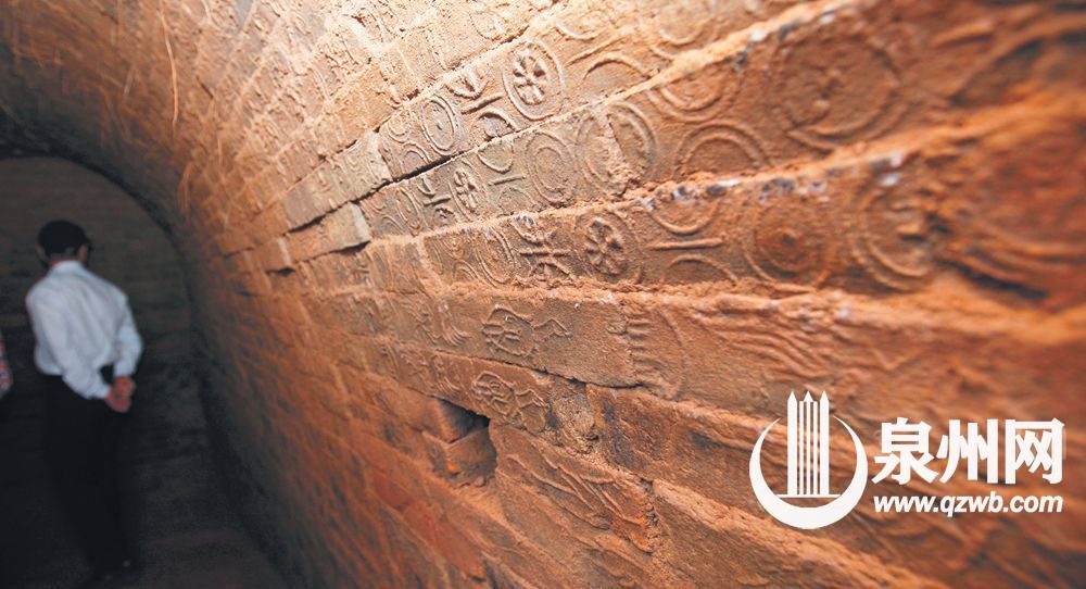 泉州市考古队工作人员发掘中发现墓砖的图案多样，清晰可见。