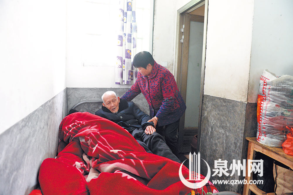 扶着老伴躺床上休息