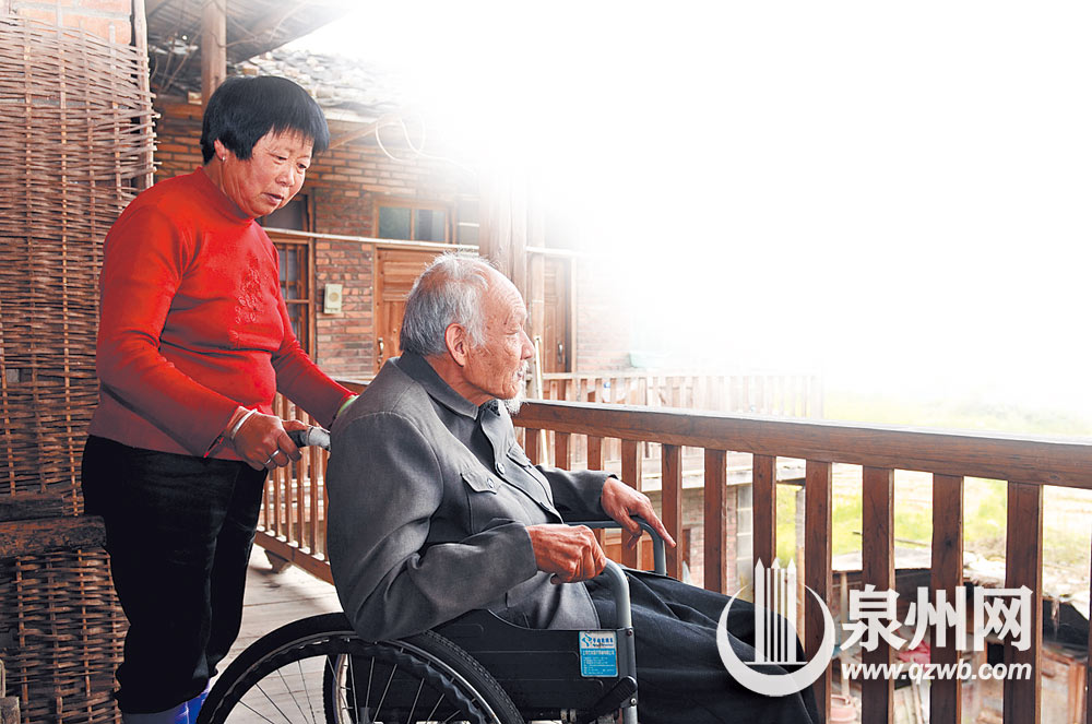 在古厝，黄秀红和李胜利相伴了很多年。（资料照片，摄于2014年）