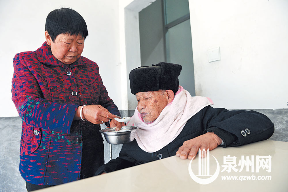 中午时分，黄秀红给老伴喂完饭后，才开始吃饭。