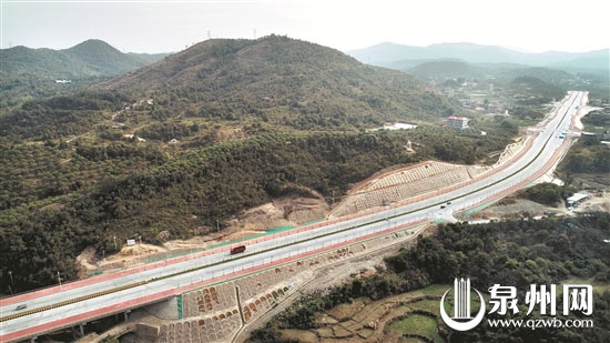 图为西环路马甲镇段。（张九强 摄）