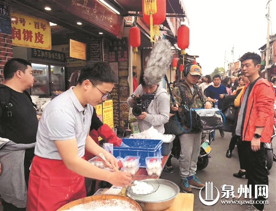 摄制组在西街拍摄泉州小吃制作过程