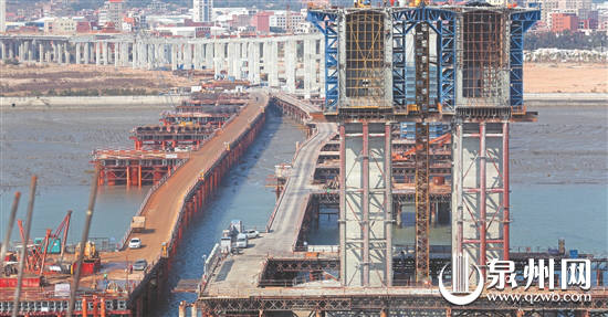 　　泉厦漳城市联盟路跨海特大桥施工现场 （陈小阳 摄）