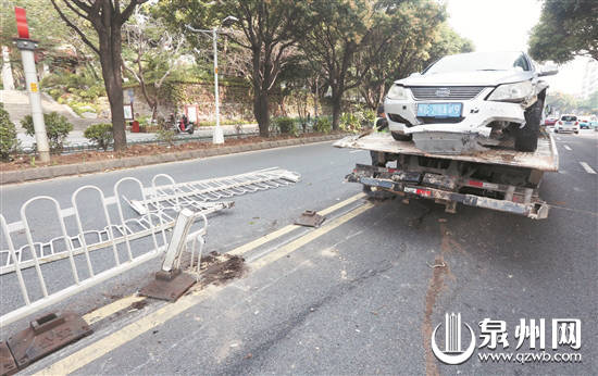 温陵路：小轿车撞护栏，司机弃车逃逸。