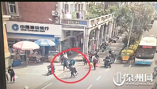 何师傅背起晕倒乘客，一路狂奔进急诊室。