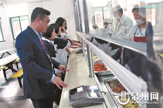 泉州陪餐制正式施行 保障学生“舌尖安全”