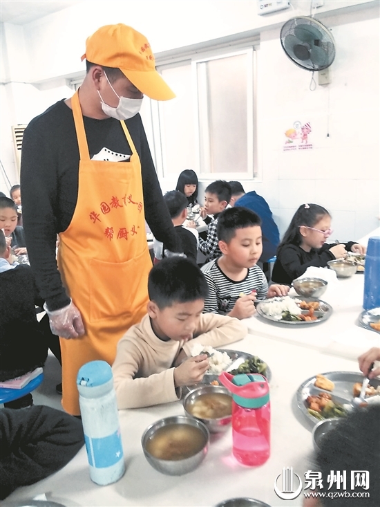 泉州陪餐制正式施行 保障学生“舌尖安全”
