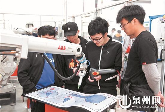 在黎明职业大学泉州市产业实训基地，学生们正在进行操作实践。（