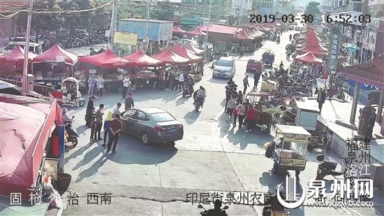 撞人的小车被群众围住 撞人的小车被群众围住