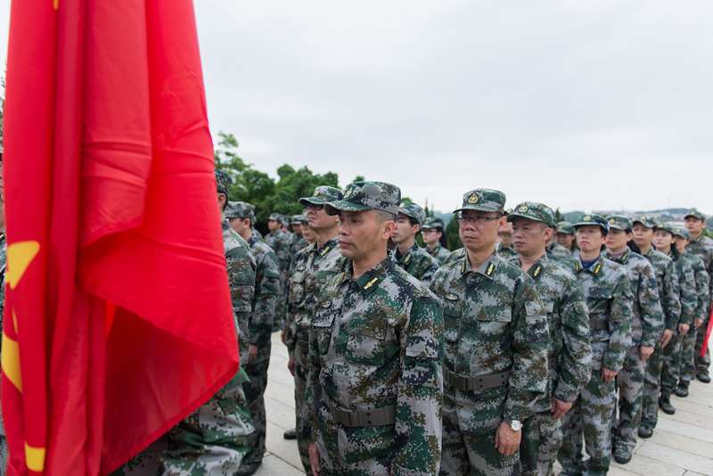 应急民兵、专武干部及民兵营长参加祭奠 应急民兵、专武干部及民兵营长参加祭奠