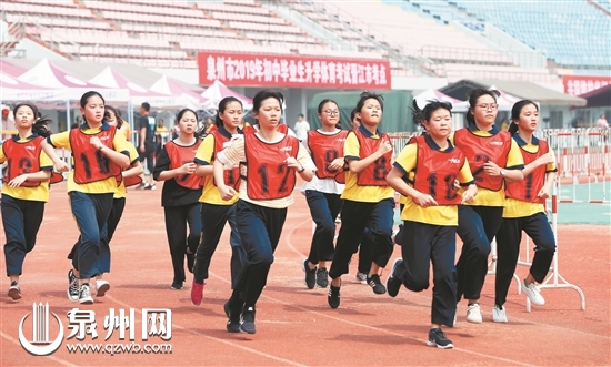 中考体育昨日开考 体育成绩正式记入总分