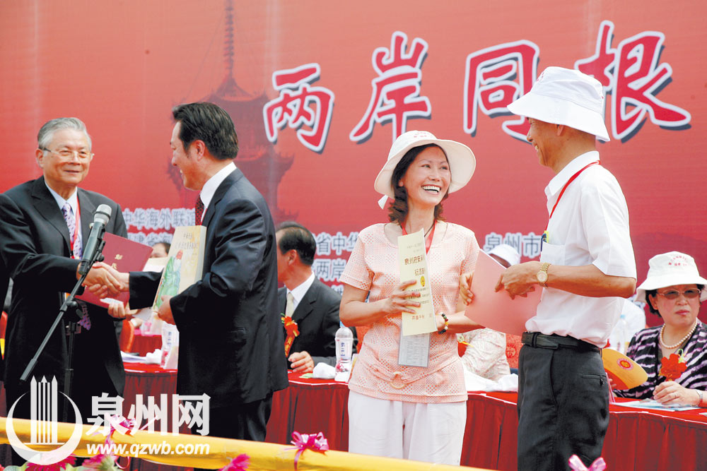 闽南人越是远离故土，越是不忘从何而来。闽台族谱交流活动，就是跨海入台的闽南人“重乡崇祖”的见证。