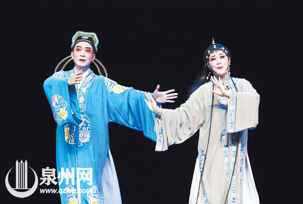 因为有了古老的闽南话，流行于闽台和东南亚等地的梨园戏等传统剧种，始终保留着古色古香的色彩。