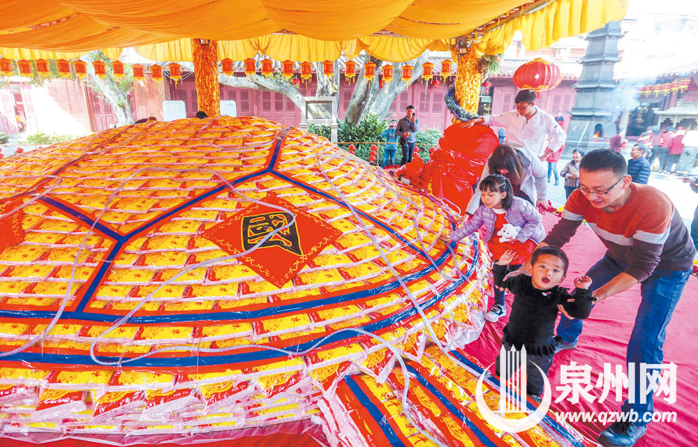 到天后宫摸一摸“大米龟”祈福，是元宵节泉州民众的传统活动。