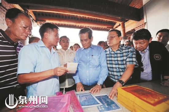 陈少峰（左二）帮助菲华商联总会名誉理事长黄年荣寻根谒祖