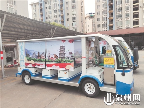 方案三的设计是将泉州景点印在拉帘上