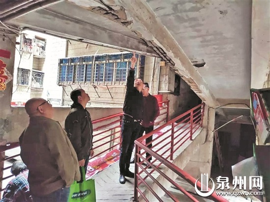 各社区居委会干部带队，一栋栋摸清房屋安全状况。