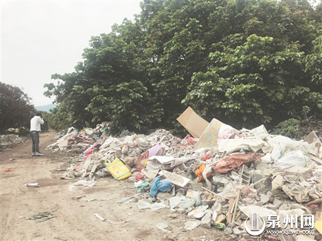 进山小路沿途是垃圾 进山小路沿途是垃圾