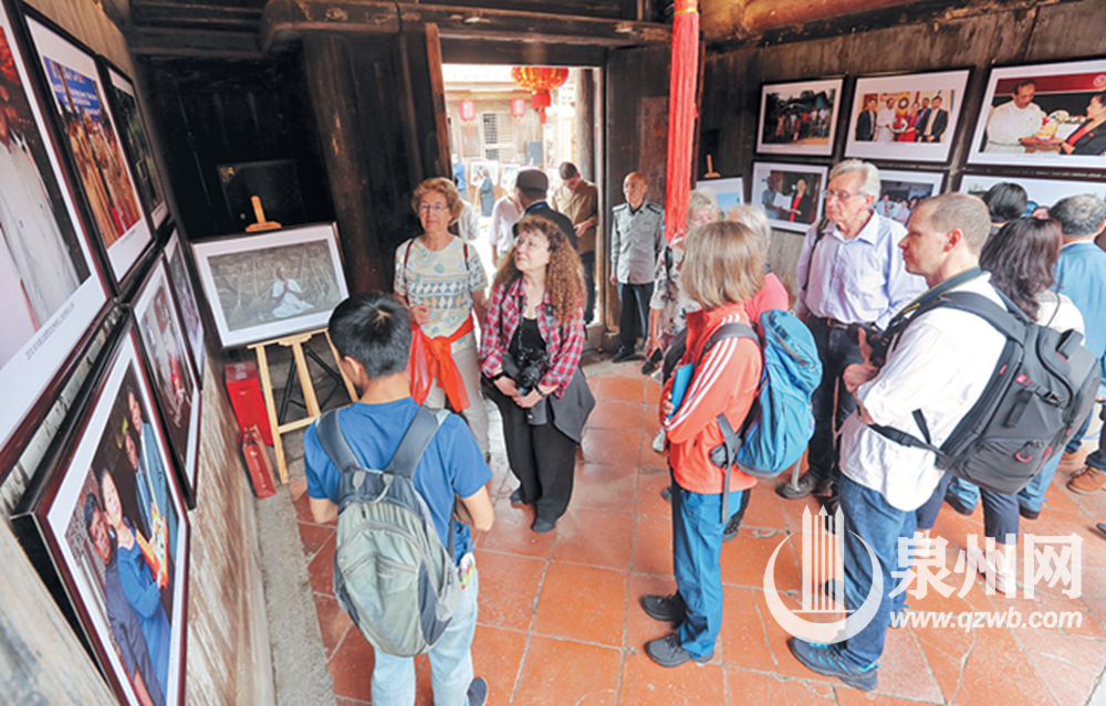 参观古厝摄影展
