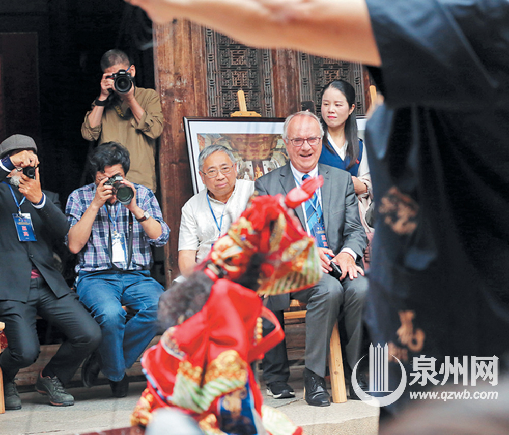 精彩的提线木偶表演引外国友人赞叹