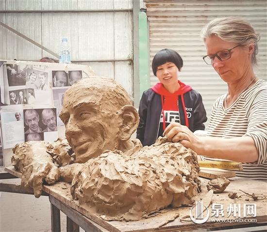 研修班吸引外国友人参与，共话惠安雕刻艺术。