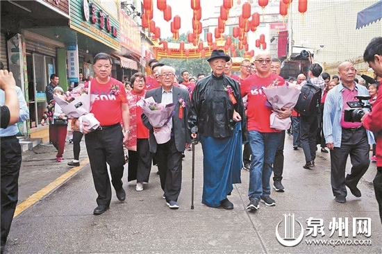 陈守仁带着儿孙回到泉州，希望儿孙一代一代记得泉州是他们的家、他们的根。