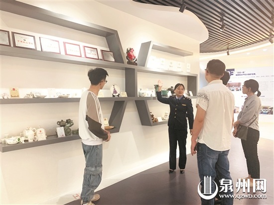 工作人员讲解德化陶瓷版权保护案例