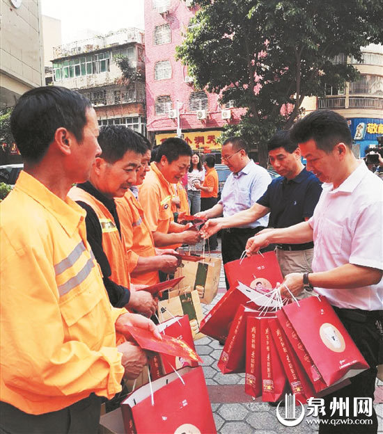 “五月风”活动主办方代表慰问环卫工人