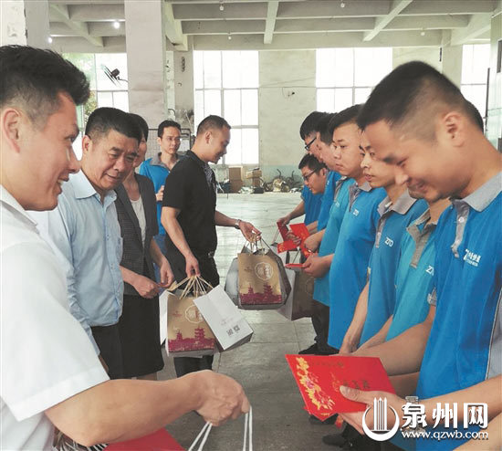 “五月风”活动主办方代表慰问快递小哥