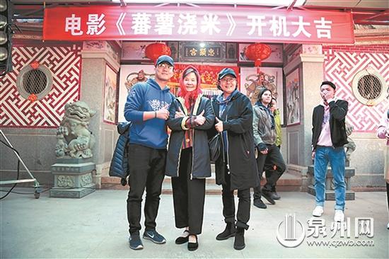 开机仪式上，叶谦（左一）、归亚蕾和李少红（资料图，张博/摄）