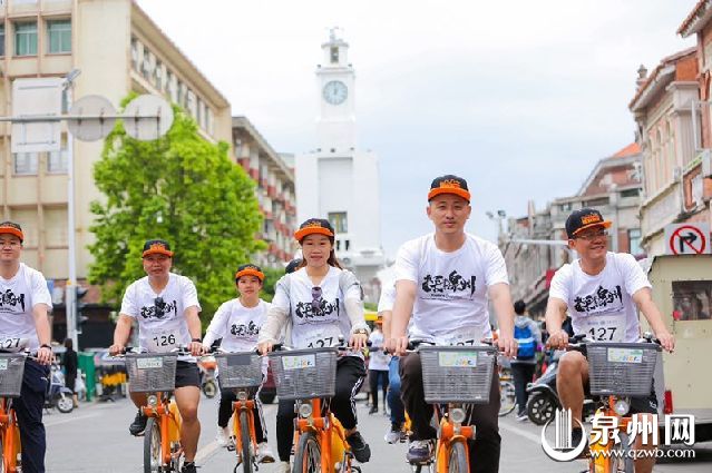 参赛选手骑“小黄人”经过泉州钟楼